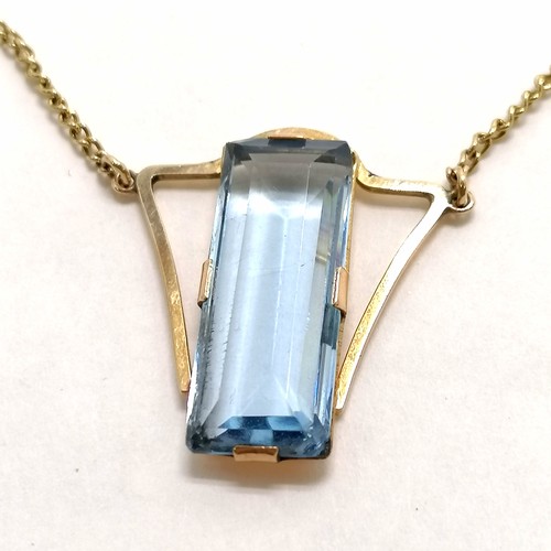 173 - 9ct marked gold Art Nouveau style blue stone pendant on a chain - 44cm long & 6.5g total weight