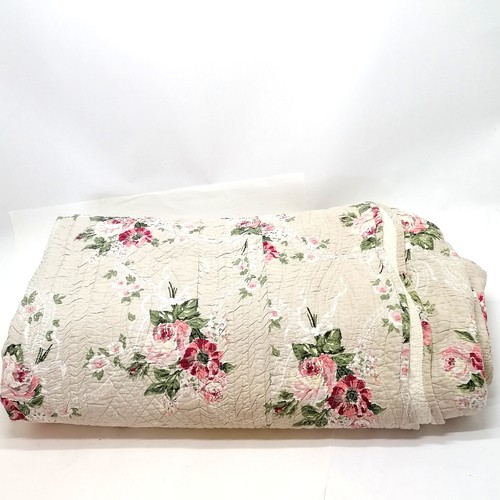 42 - Vintage kingsize? floral quilted bedspread - approx 260cm x 280cm. In good condition.