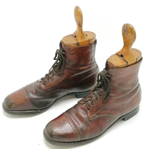 86 - Pair of antique brown leather shoes with original shoe lasts (size 9) & 29cm total height ~ in used ... 