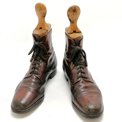 86 - Pair of antique brown leather shoes with original shoe lasts (size 9) & 29cm total height ~ in used ... 