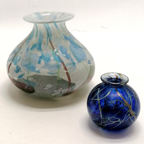 94 - Isle of Wight squat vase - 13cm diameter & 11cm high t/w Adrian Sankey posy vase with iridescent fin... 