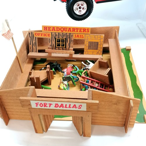 109 - Sindy Range Rover, fort with cowboys / Indians, wooden stroller with complete set of bricks