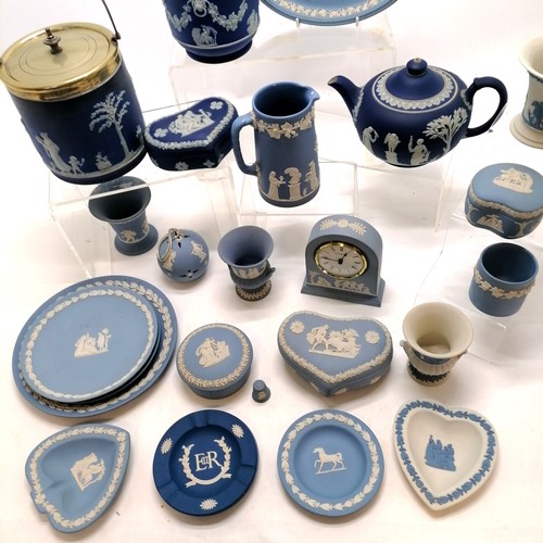 128 - Qty of Wedgwood inc biscuit barrel, teapot (small chip under spout), reverse coloured items, quartz ... 