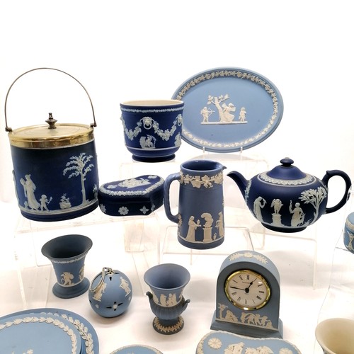 128 - Qty of Wedgwood inc biscuit barrel, teapot (small chip under spout), reverse coloured items, quartz ... 