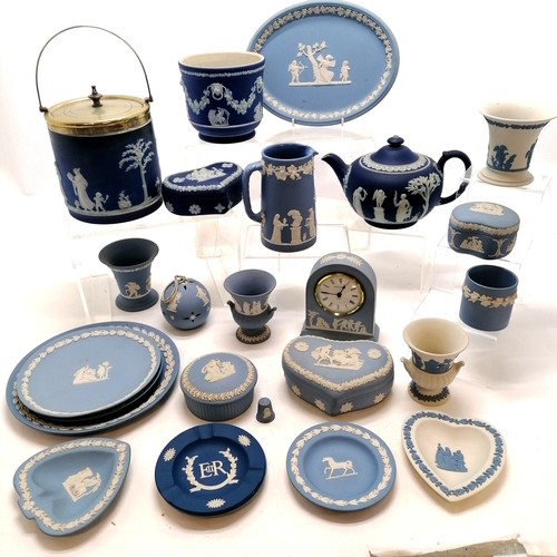 128 - Qty of Wedgwood inc biscuit barrel, teapot (small chip under spout), reverse coloured items, quartz ... 