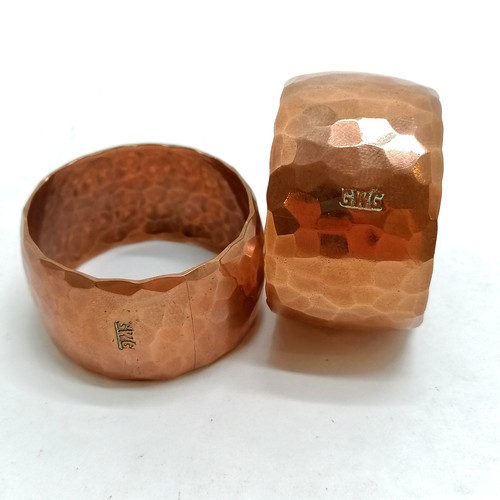 17 - Pair of copper Arts & Crafts style napkin rings with planished detail by GWG - 4cm diameter