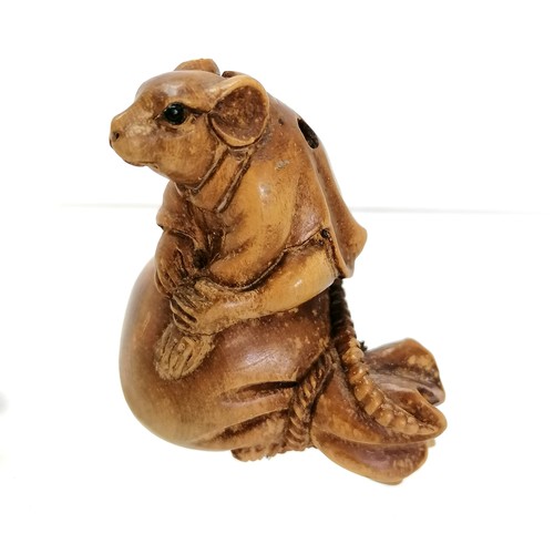 88 - 2 wooden netsuke animals, a semi precious stone monkey a hippo and a comb.