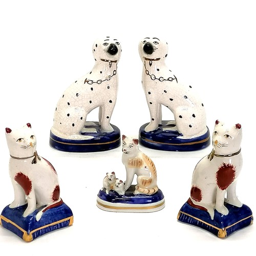 92 - Pair of Staffordshire dalmatians 13cm high, pair of cats and a figure of 3 cats on a base. All in go... 