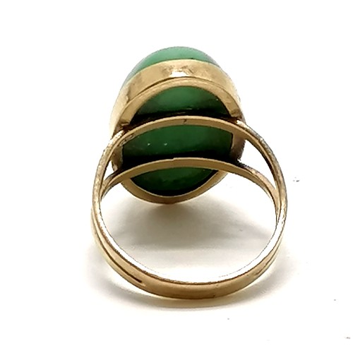 113 - 9ct marked gold jade cabochon ring 1.6cm long has wear - size J t/w 9ct marked gold portrait locket ... 