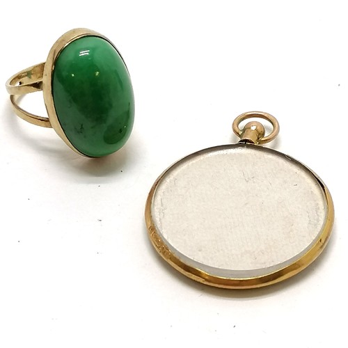 113 - 9ct marked gold jade cabochon ring 1.6cm long has wear - size J t/w 9ct marked gold portrait locket ... 