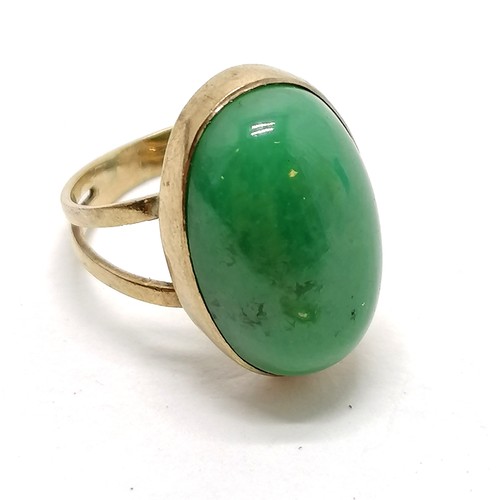 113 - 9ct marked gold jade cabochon ring 1.6cm long has wear - size J t/w 9ct marked gold portrait locket ... 