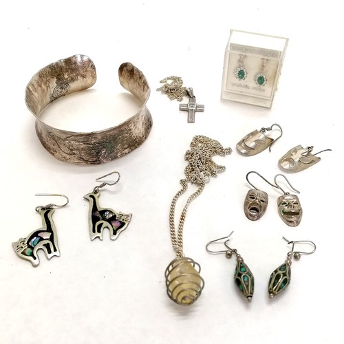 118 - Quantity of silver jewellery incl. an unmarked cuff bangle with pig and bird decoration, unmarked pe... 