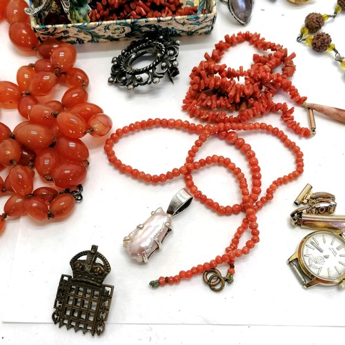 121 - Quantity of jewellery including antique amber drop earrings, twig coral, Peking glass beads, corneli... 