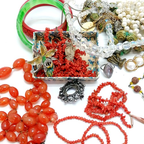 121 - Quantity of jewellery including antique amber drop earrings, twig coral, Peking glass beads, corneli... 