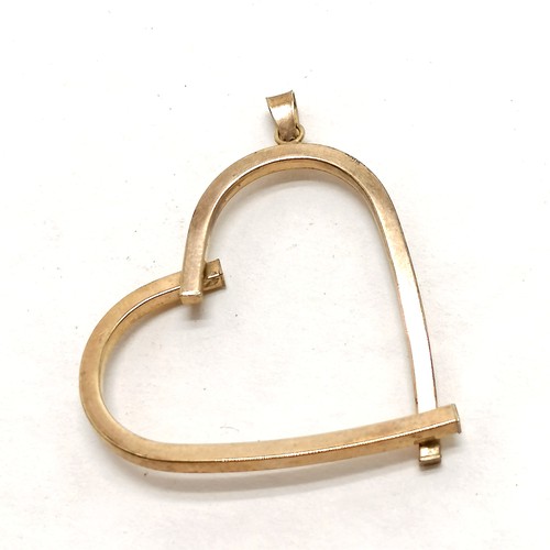 122 - 9ct hallmarked heart pendant 4cm drop. 1g