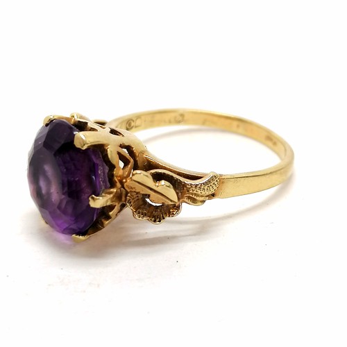 124 - 9ct gold ring set with an amethyst size p. Has rubbed hallmark. Total weight 4.4g