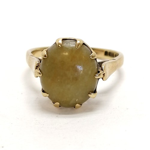 125 - 9ct gold hallmarked green cabochon hardstone ring. Size M 3g total weight