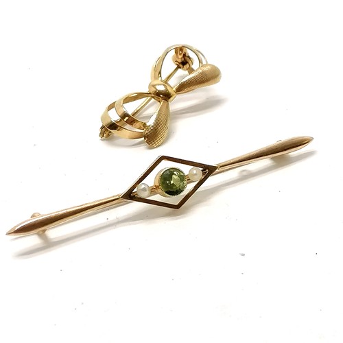 172 - Antique 15ct marked gold bar brooch set with peridot / pearl - 5.5cm & 2.5g total weight t/w 9ct mar... 