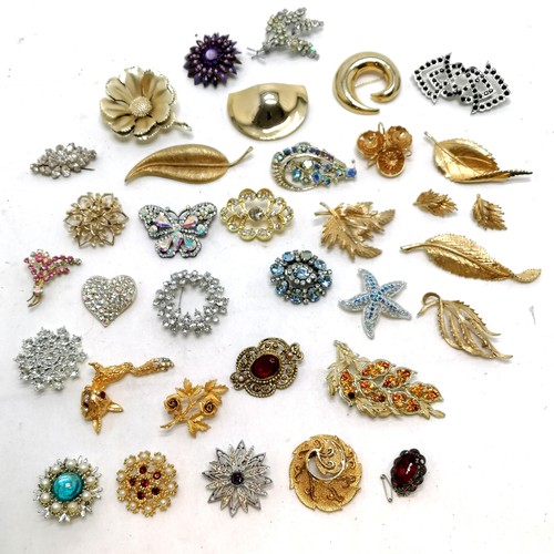 210 - Qty of costume brooches inc Monet gold tone, fox, butterfly, starfish etc - SOLD ON BEHALF OF THE NE... 