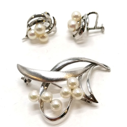 213 - Mikimoto pearl silver brooch (4.5cm) + screw back earrings in original retail boxes - jewellery weig... 