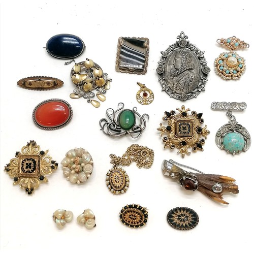 224 - Qty of jewellery 5 x silver brooches (cornelian, octopus, 830 silver filigree + 2 a/f) t/w large Mir... 