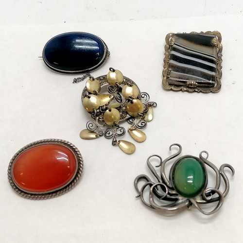 224 - Qty of jewellery 5 x silver brooches (cornelian, octopus, 830 silver filigree + 2 a/f) t/w large Mir... 