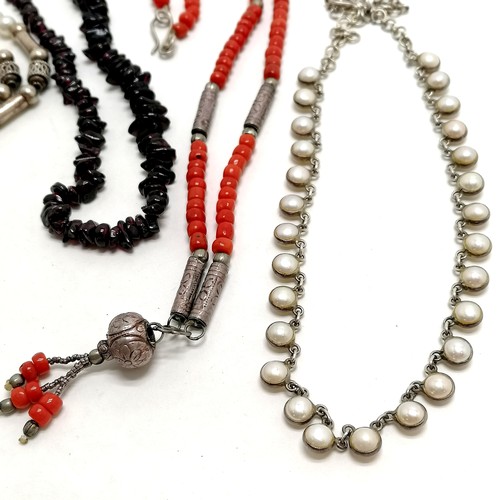 231 - 6 x necklaces inc 2 x silver & pearl, garnet, coral, glass beads etc - SOLD ON BEHALF OF THE NEW BRE... 