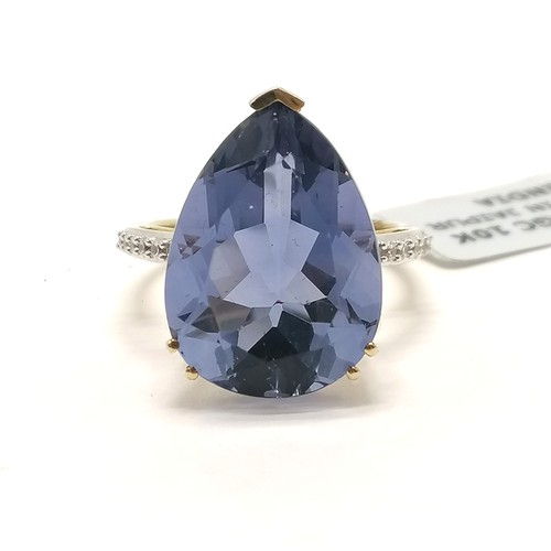 249 - 9ct hallmarked gold large pear shaped blue stone ring with white stone set shoulders - size Q & 6.2g... 