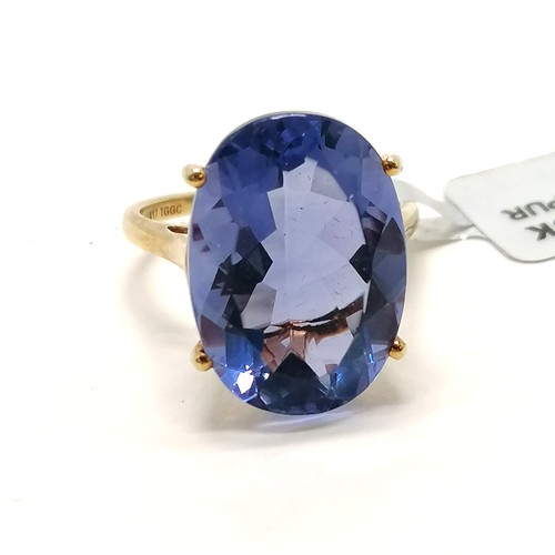 250 - 9ct hallmarked gold large blue stone set ring - size O & 5.2g total weight ~ in unworn condition