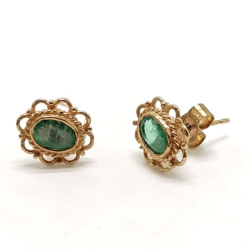 252 - Pair of 9ct gold emerald earrings - 10.5mm across & 1.7g total weight