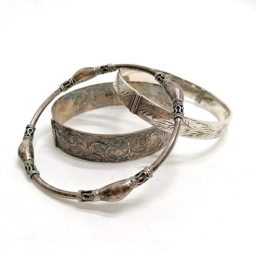 263 - 3 x silver bangles inc Eastern design - engraved bangle has dent to inside otherwise in ok used cond... 