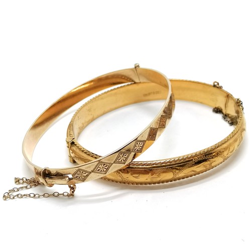 279 - 2 x rolled gold bangles - facet cut bangle 1/5th, engraved bangle 1/20th - total weight 26g