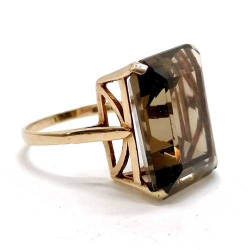 285 - 9ct hallmarked gold large smoky quartz ring - size R & 7.1g total weight