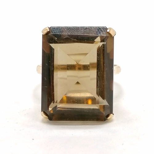 285 - 9ct hallmarked gold large smoky quartz ring - size R & 7.1g total weight