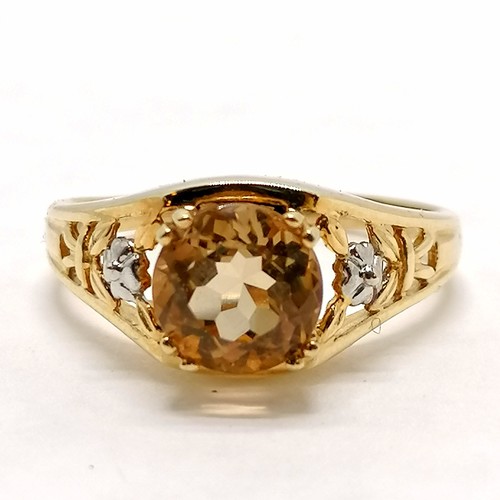 287 - 9ct hallmarked gold high set citrine with white gold roses on the shoulders - size T½ & 3.6g total w... 