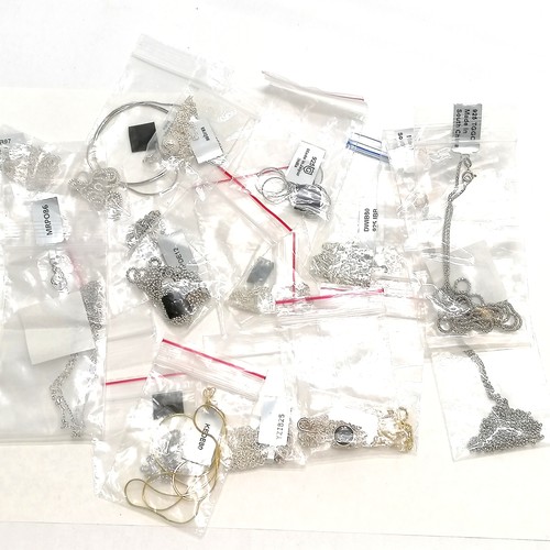 303 - 17 x silver chains (2 are silver gilt) in unworn condition in original bags - total weight (inc bags... 