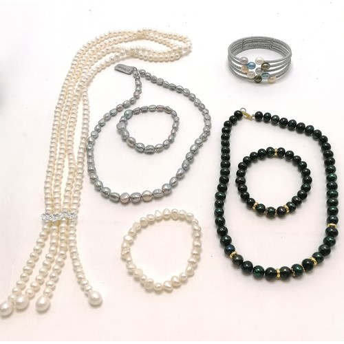 304 - Qty of freshwater pearls inc double strand long pearl necklace (64cm) & a bangle / bracelets ~ in un... 