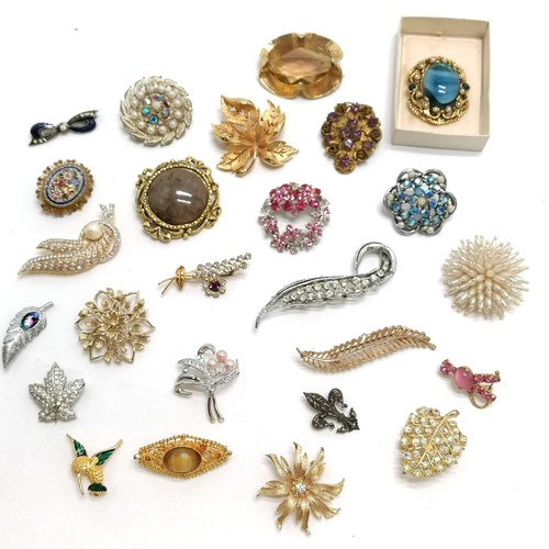 329 - Qty of costume brooches inc silver gilt micro mosaic, hummingbird, fossilised sea urchin (5cm diamet... 