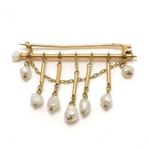 334 - 18ct marked gold antique bar brooch with freshwater pearl drops - 3.5cm long & 2.3g total weight ~ m... 