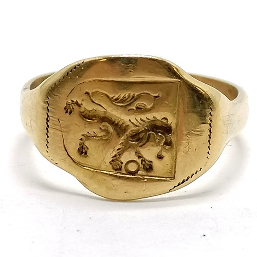 362 - Antique 18ct marked gold gents signet ring with lion detail to front - size R & 4.5g & has signs of ... 