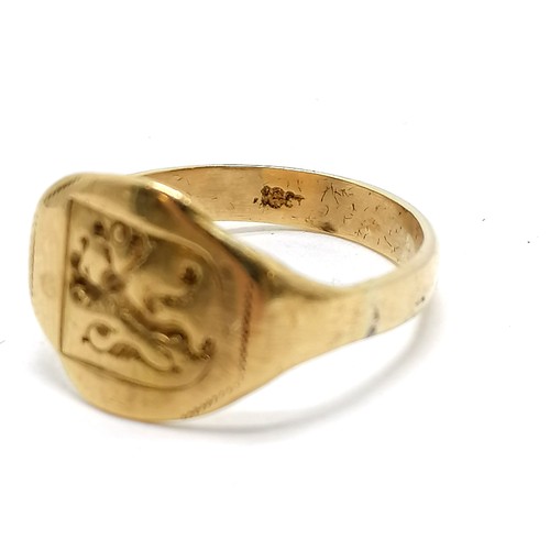 362 - Antique 18ct marked gold gents signet ring with lion detail to front - size R & 4.5g & has signs of ... 