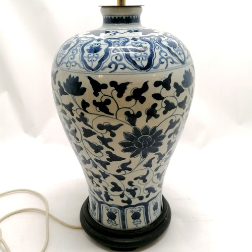 650 - Oriental blue & white baluster hand decorated vase lamp on a wooden base - 50cm high. In good condit... 