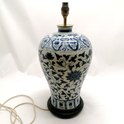 650 - Oriental blue & white baluster hand decorated vase lamp on a wooden base - 50cm high. In good condit... 