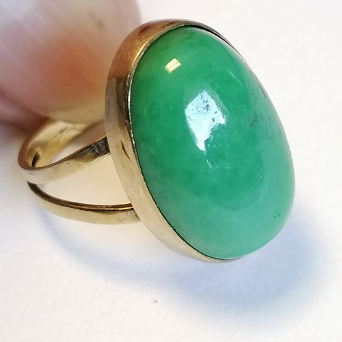 113 - 9ct marked gold jade cabochon ring 1.6cm long has wear - size J t/w 9ct marked gold portrait locket ... 