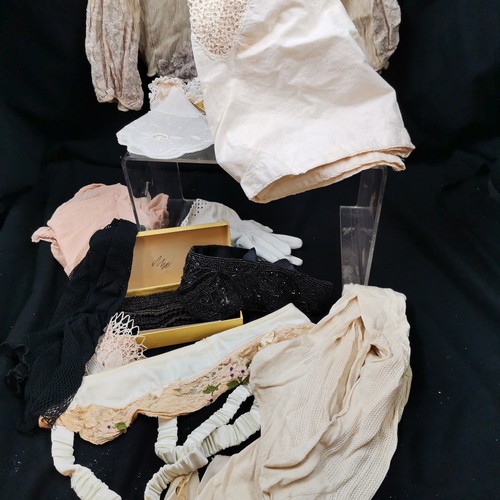 99 - Job lot of bits of textiles includes gloves, lace etc.