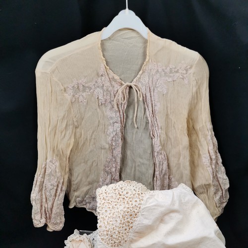 99 - Job lot of bits of textiles includes gloves, lace etc.