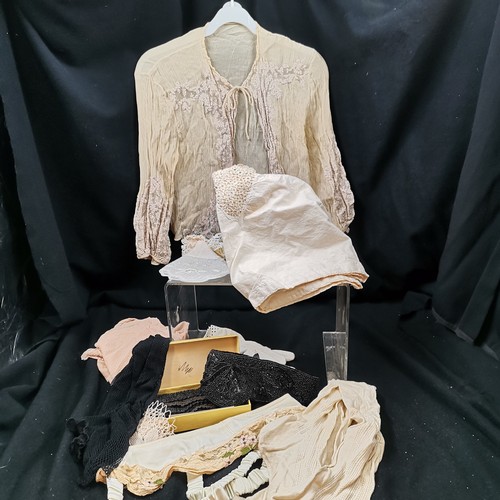 99 - Job lot of bits of textiles includes gloves, lace etc.