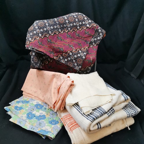 100 - Job lot of fabric pieces.