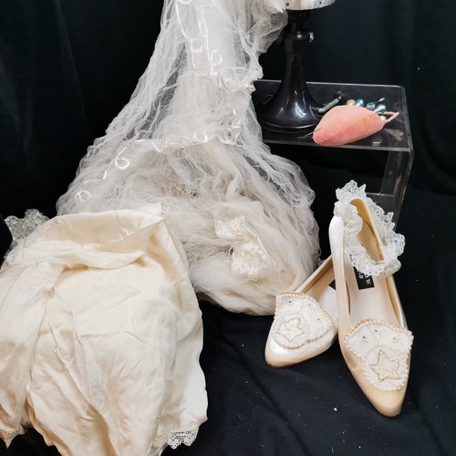 115 - Vintage wedding accessories all in good used condition.