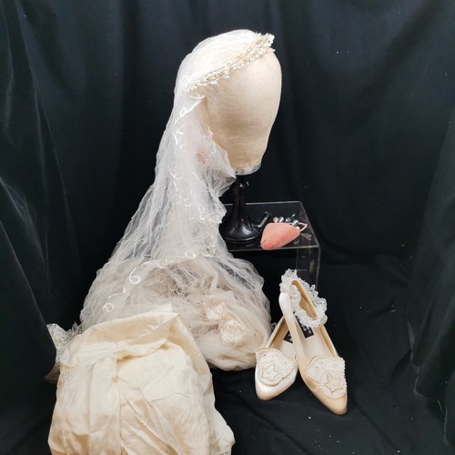 115 - Vintage wedding accessories all in good used condition.